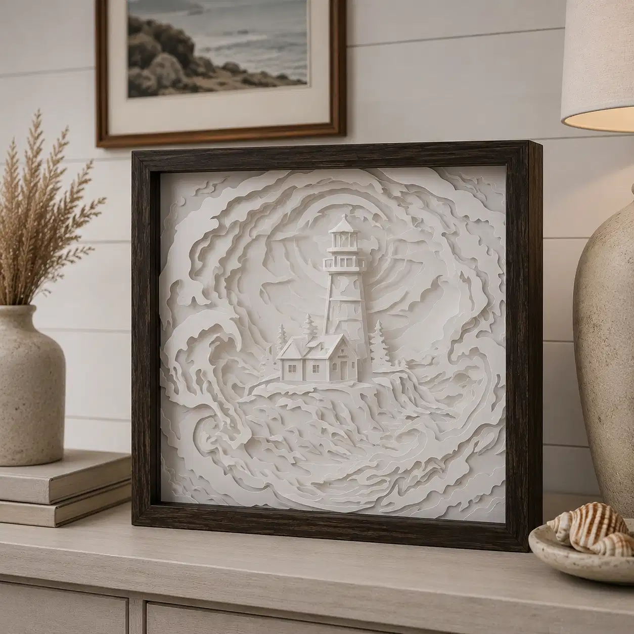 Modèle Phare dans la tempête en papier blanc multicouche, lumière éteinte, montrant le phare et les vagues en relief.